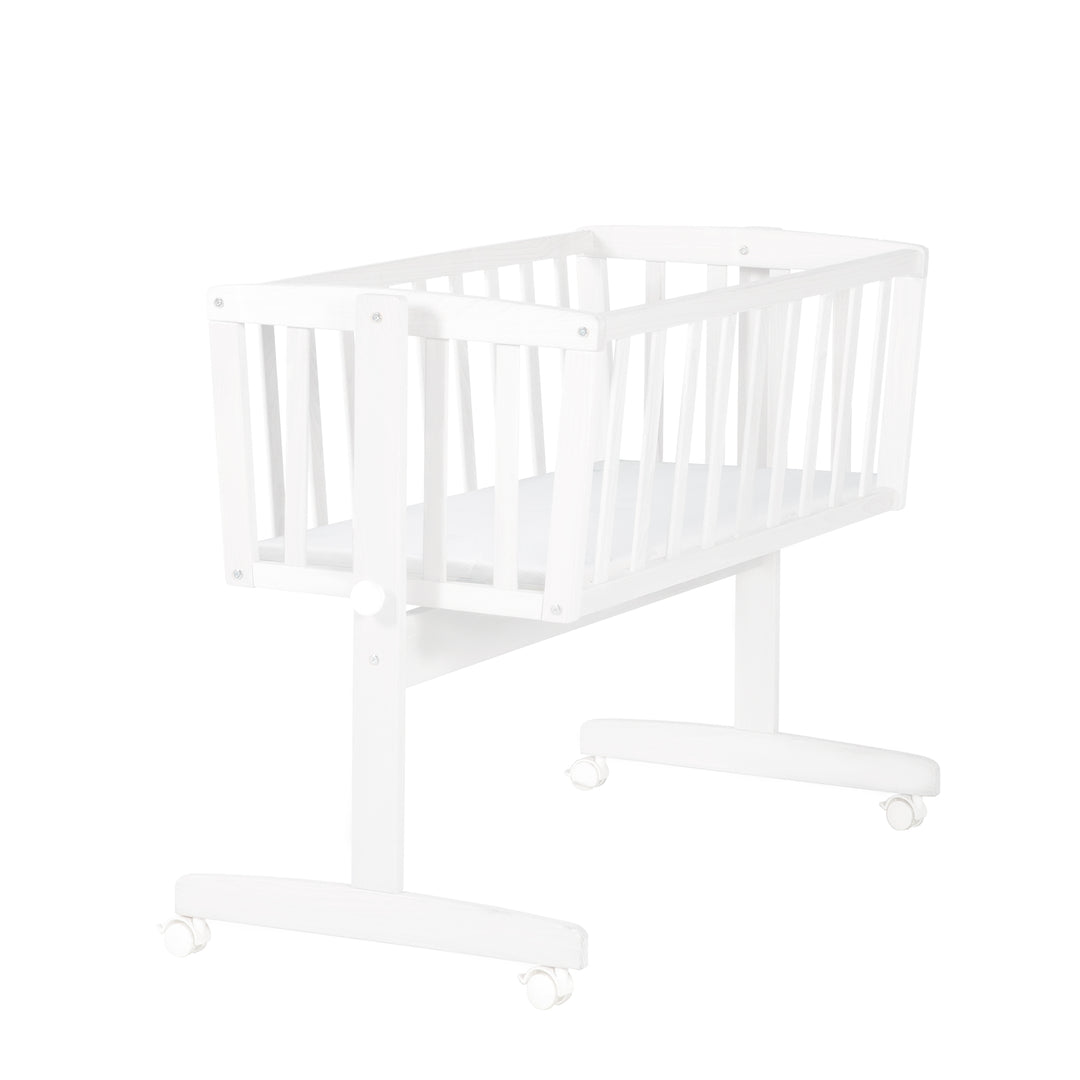 Babywiege inkl. Matratze 40 x 90 cm - Wiegenfunktion mit Feststellknopf - Holz weiß – Freisteller (1/5)