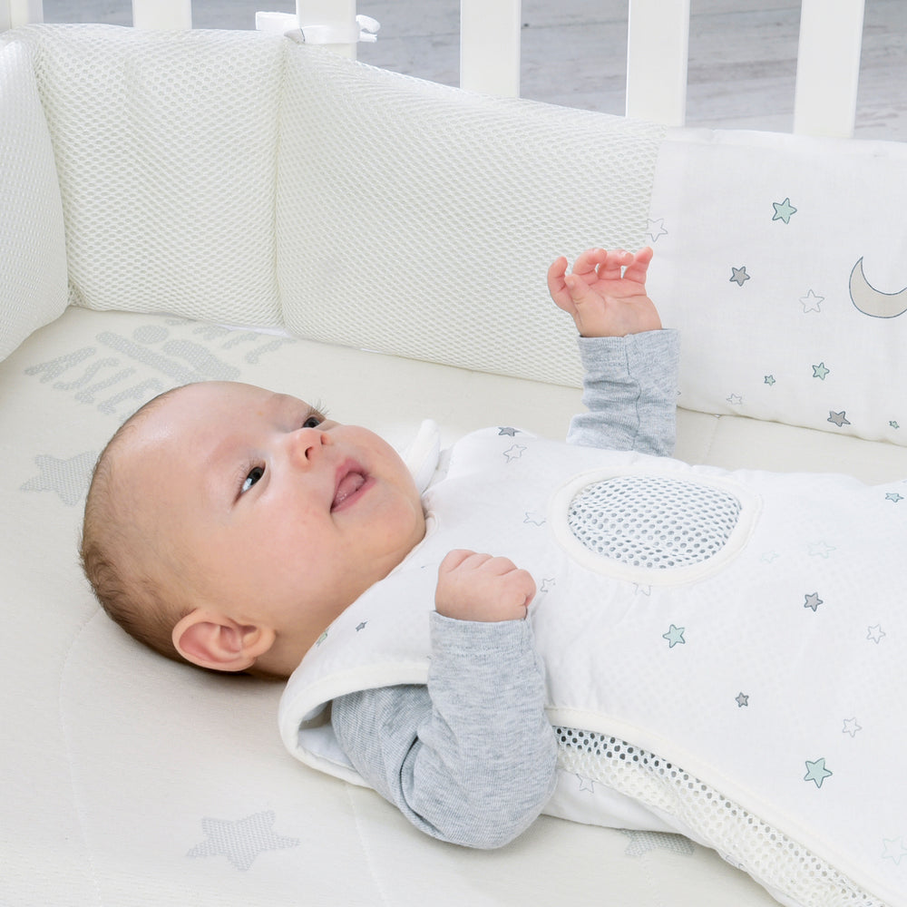 Stubenbett 'safe asleep®' 3 in 1, 'Sternenzauber', Beistellbett weiß, Babybett & Bank, inkl. Zubehör – Milieubild (2/11)