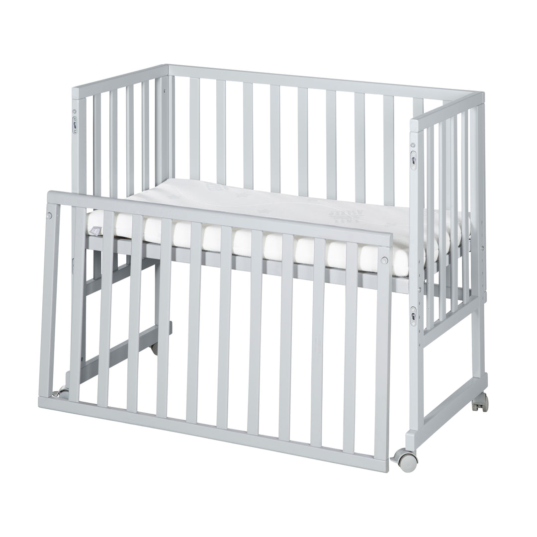Stuben- & Beistellbett 3in1 mit Barriere + Matratze - Holz taupe – Freisteller (1/18)