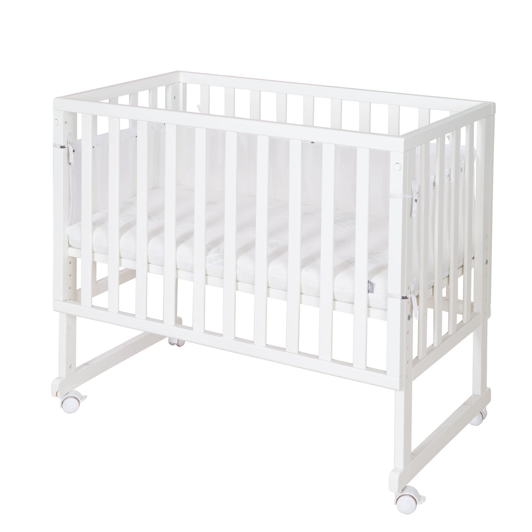 Stuben- & Beistellbett safe asleep® 3 in 1 - 45 x 90 cm inkl. Zubehör & Mesh-Barriere – Freisteller (1/17)
