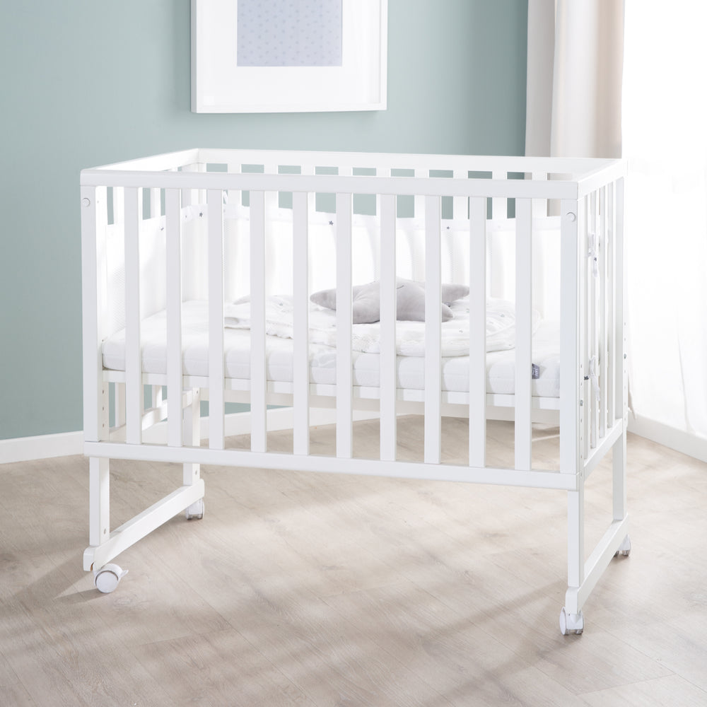 Stuben- & Beistellbett safe asleep® 3 in 1 - 45 x 90 cm inkl. Zubehör & Mesh-Barriere – Milieubild (2/17)