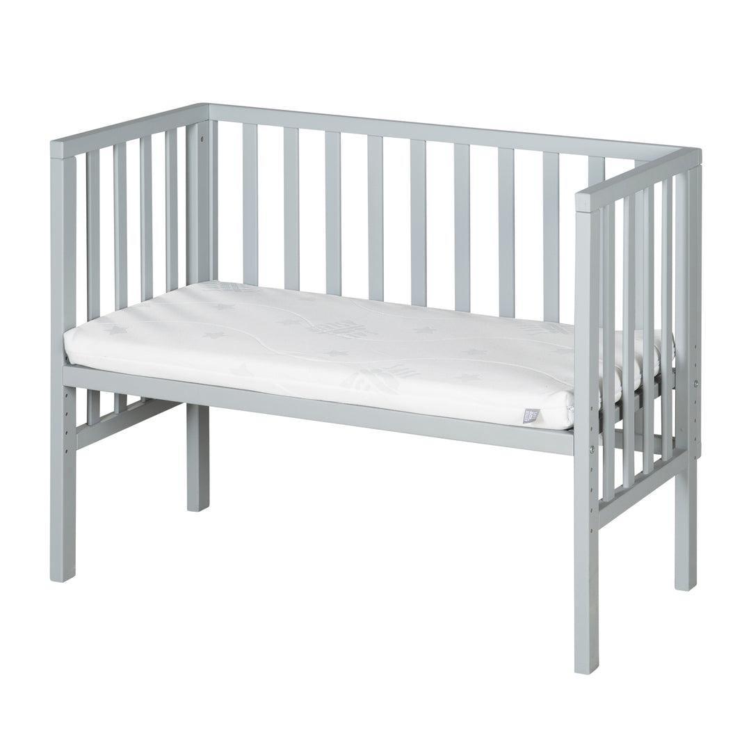 Beistellbett 2in1 'safe asleep®' mit Barriere & Matratze - für alle Elternbetthöhen - Holz taupe – Freisteller (1/15)