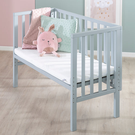 Bedside Crib 2in1 'safe asleep®' with Barrier & Mattress - For All Parent Bed Heights - Wood Taupe – Lifestyle Image (3/15)