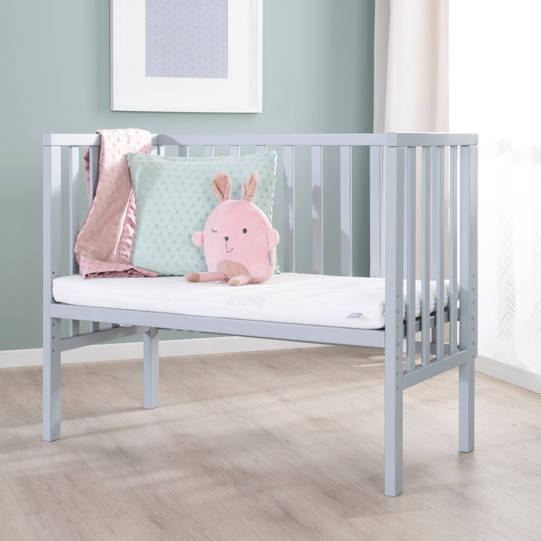 Bedside Crib 2in1 'safe asleep®' with Barrier & Mattress - For All Parent Bed Heights - Wood Taupe – Lifestyle Image (4/15)