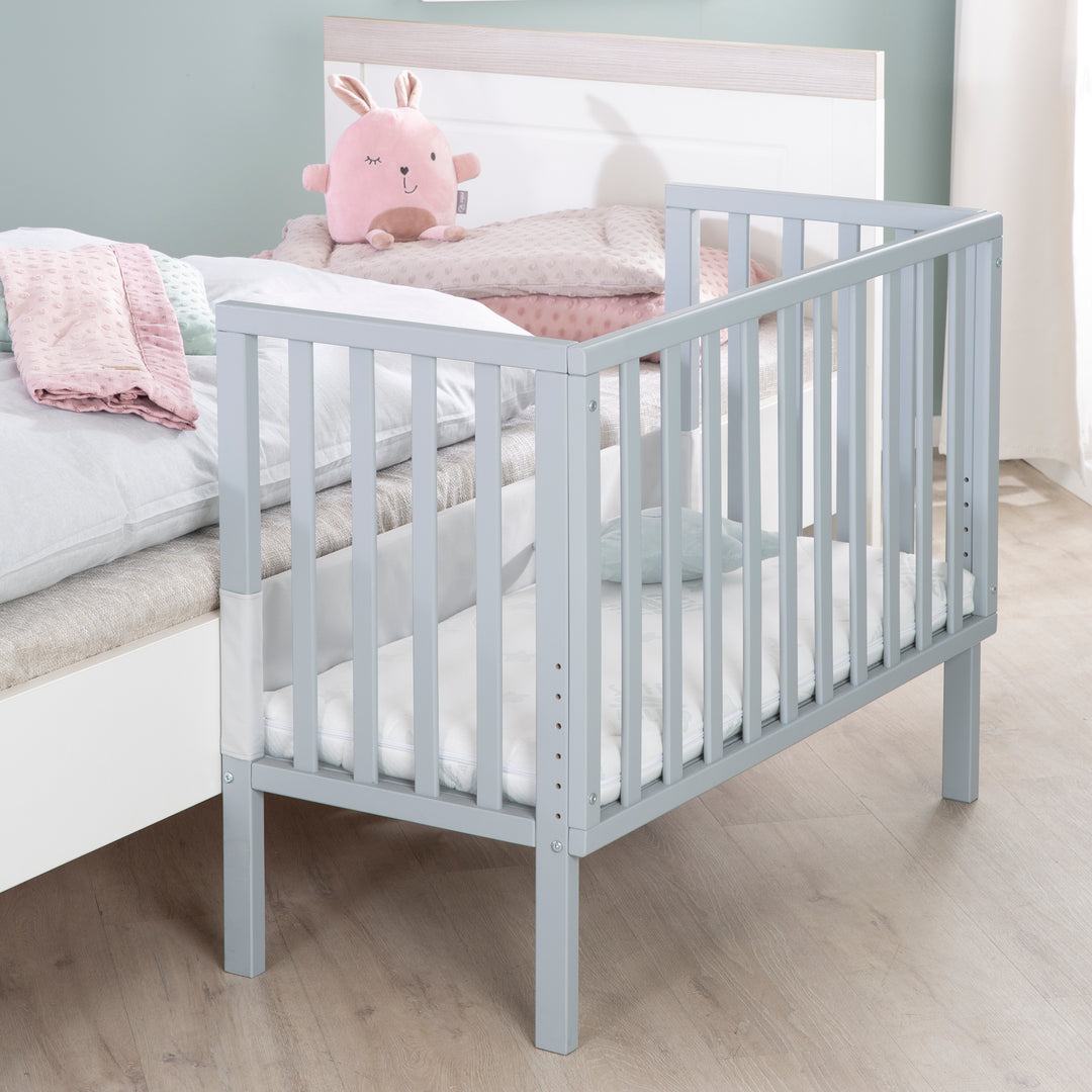 Bedside Crib 2in1 'safe asleep®' with Barrier & Mattress - For All Parent Bed Heights - Wood Taupe – Lifestyle Image (6/15)