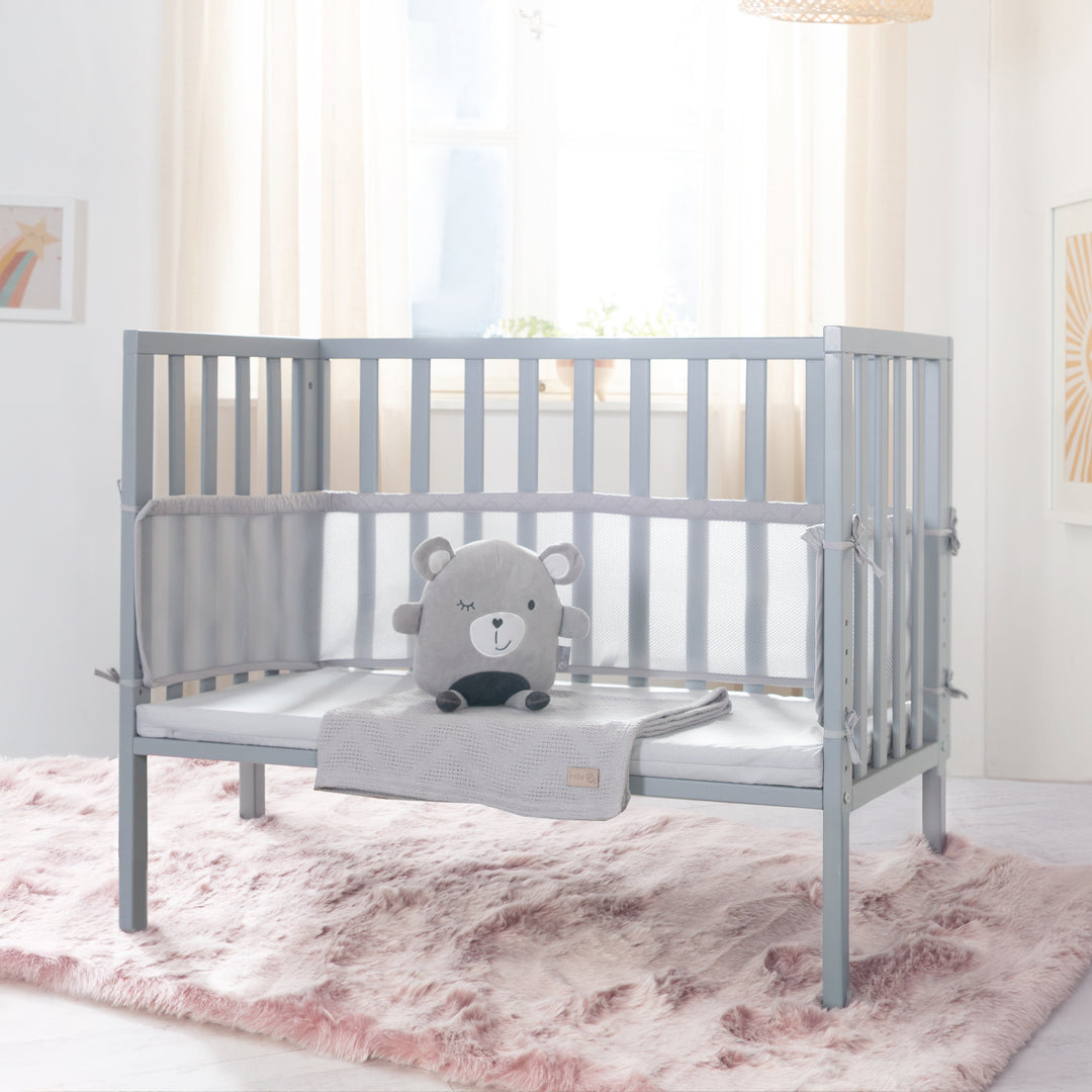 2in1 Beistellbett 'roba Style' inkl. Matratze 45x90, Mesh-Nestchen & Barriere - Holz taupe – Milieubild (2/8)