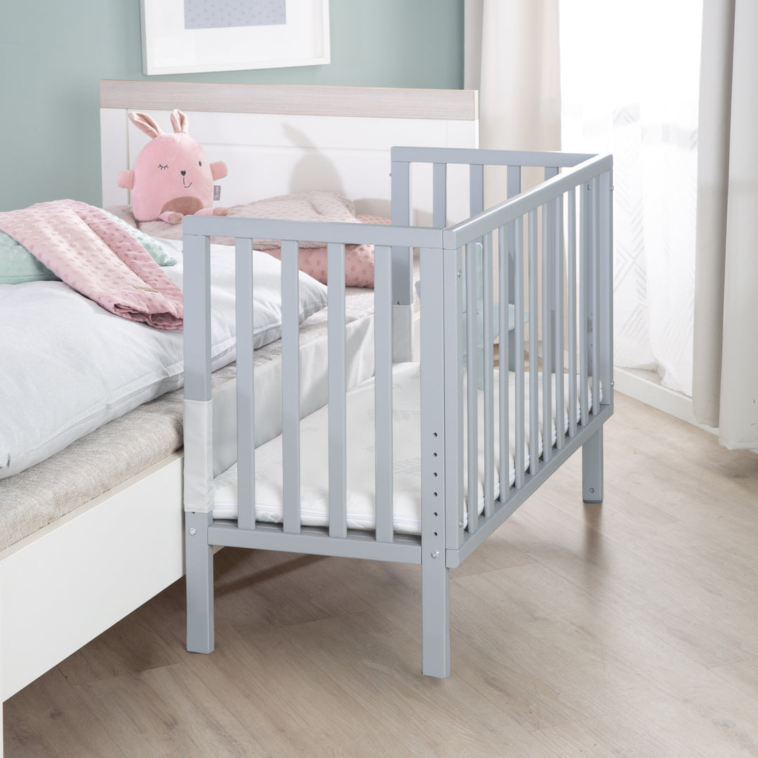2in1 Beistellbett 'roba Style' inkl. Matratze 45x90, Mesh-Nestchen & Barriere - Holz taupe – Milieubild (6/8)