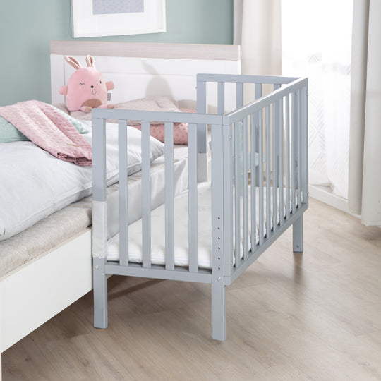 2in1 Beistellbett 'roba Style' inkl. Matratze 45x90, Mesh-Nestchen & Barriere - Holz taupe – Milieubild (6/8)