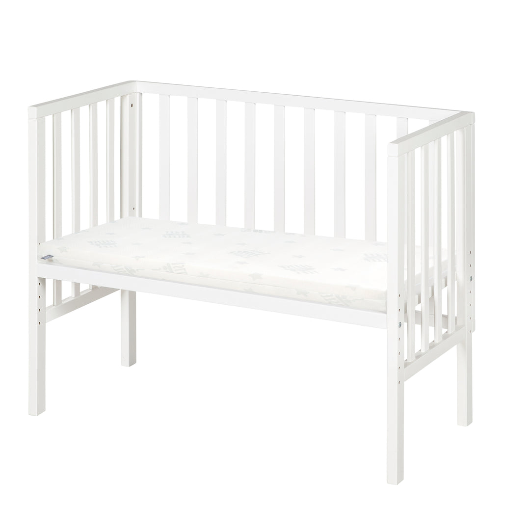 Beistellbett 2in1 'safe asleep®' mit Barriere & Matratze - für alle Elternbetthöhen - Holz weiß – Freisteller (1/14)
