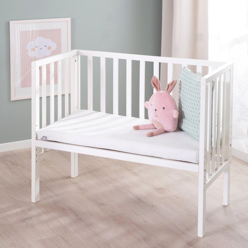 Beistellbett 2in1 'safe asleep®' mit Barriere & Matratze - für alle Elternbetthöhen - Holz weiß – Milieubild (2/14)