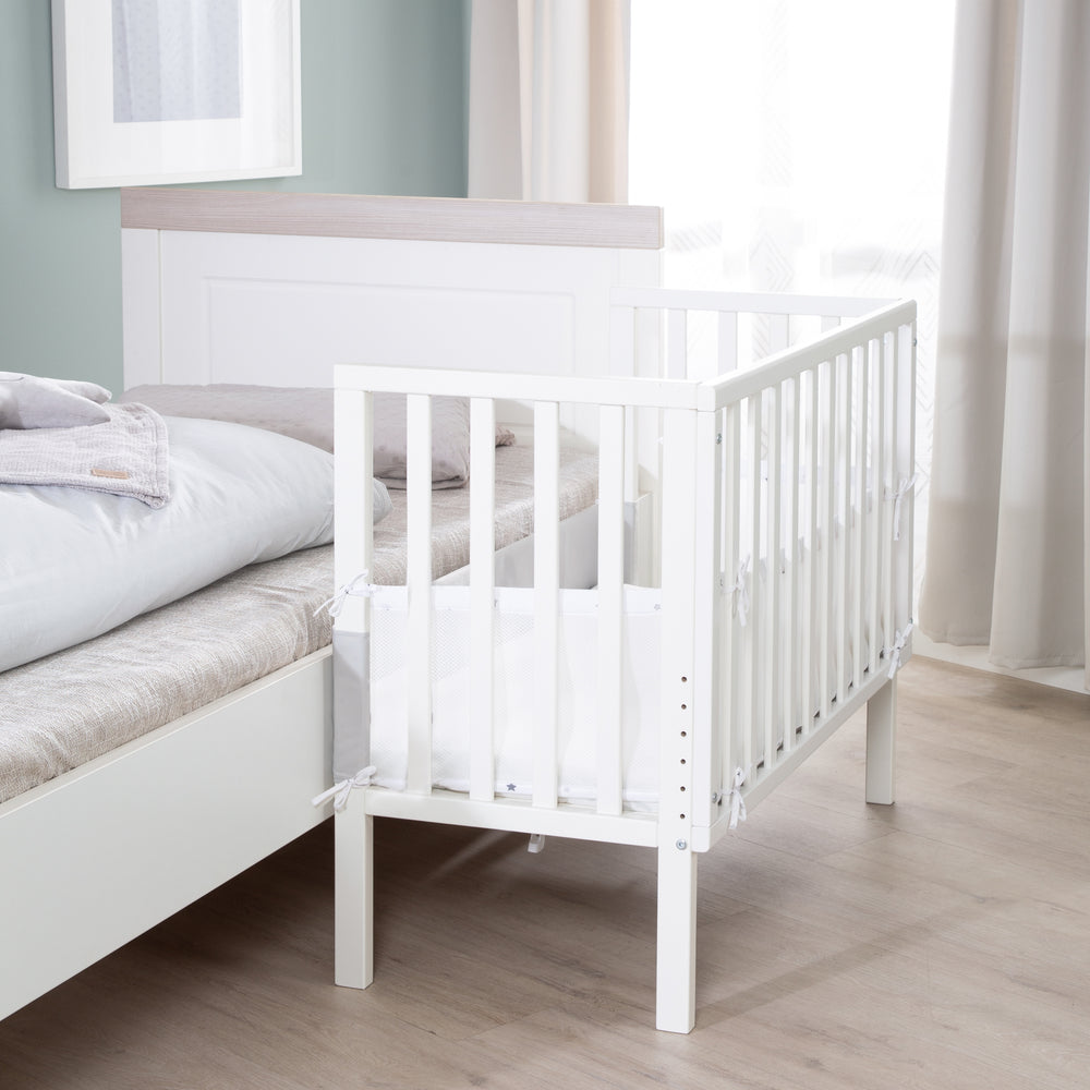 Beistellbett 2 in 1 safe asleep® 45 x 90 cm mit Matratze + Canvas Barriere - Holz weiß – Milieubild (2/13)