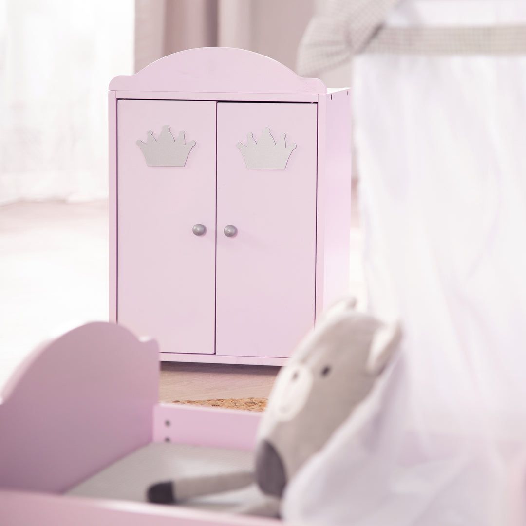 Puppenkleiderschrank 'Prinzessin Sophie', 2-türig, rosa lackiert, inkl. Kleiderstange & Boden – Milieubild (2/5)