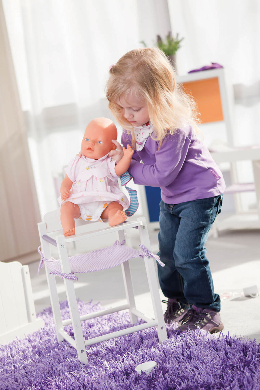 Seggiolone per bambole 'Fienchen', sedia per bambole per neonati e bambini, accessori per bambole bianco laccato – Foto d'ambiente (2/4)