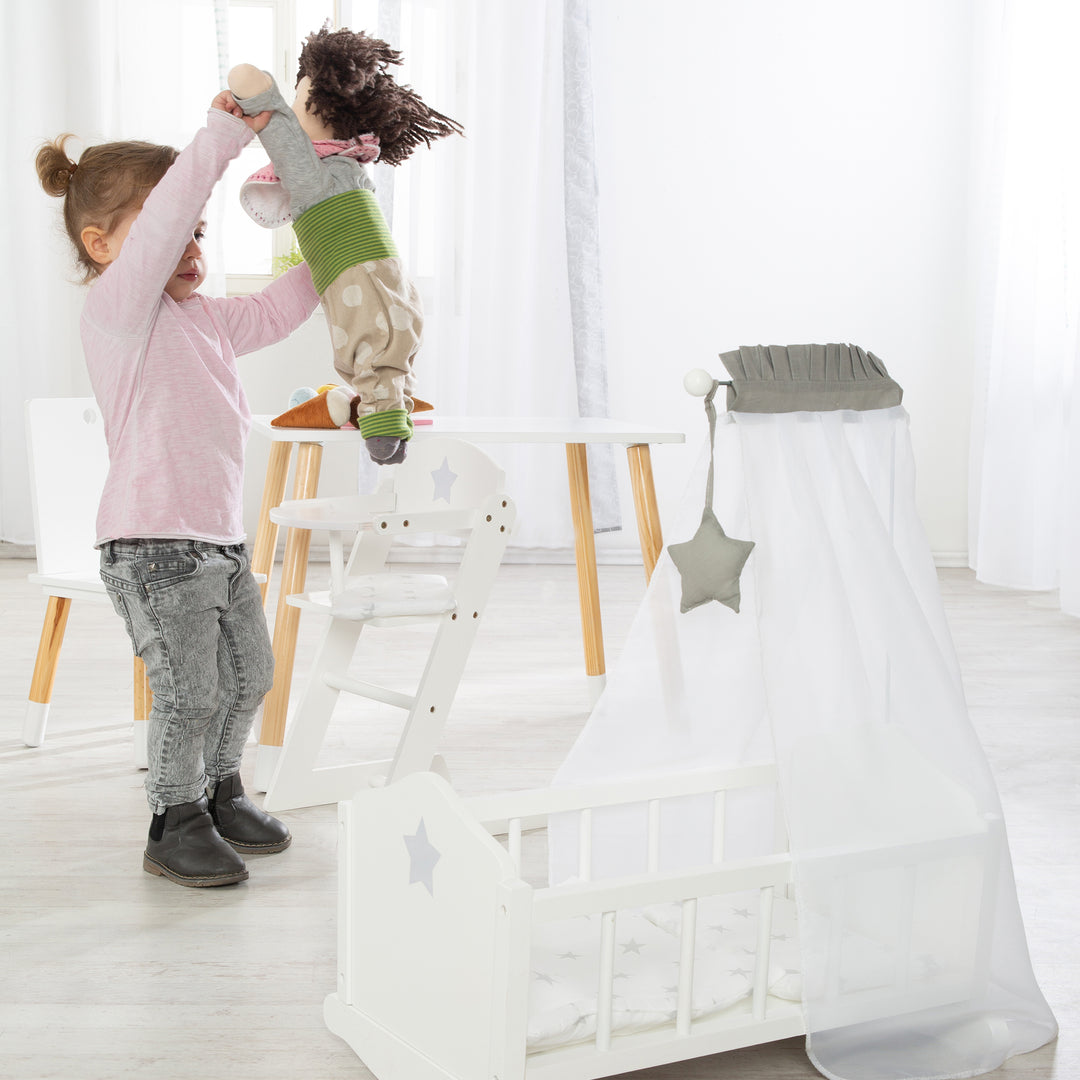 Cuna para muñecas 'Stella', blanco lacado, con equipamiento textil, ropa de cama & dosel – Foto ambientada (7/8)