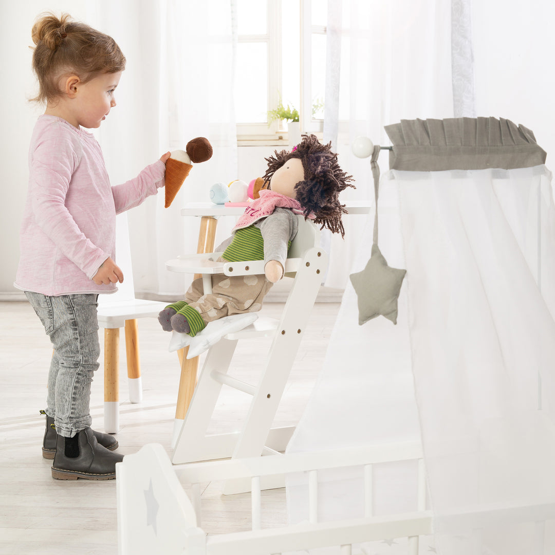 Cuna para muñecas 'Stella', blanco lacado, con equipamiento textil, ropa de cama & dosel – Foto ambientada (8/8)